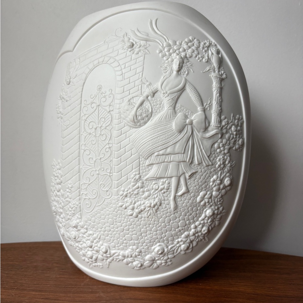 AK Kaiser Matte Bisque Vase Elegant White Ceramic Relief Art Heirloom Home Decor